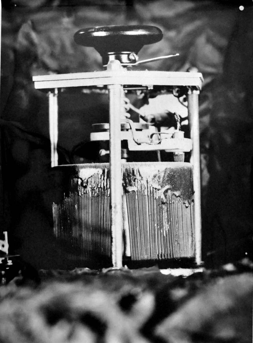 Pedro Wainer - Autotransformador de salida variable Variostat. 107 cm x 170 cm. Exposición directa sobre papel RC brillo, impresión única. (2013)