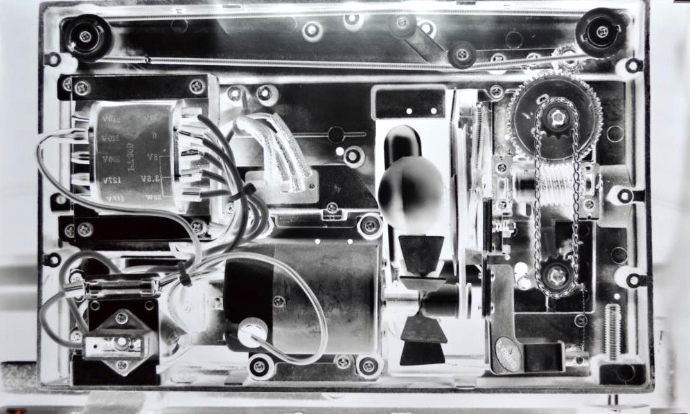 Pedro Wainer - Proyector de súper-8 (marca desconocida). 180 cm x 107 cm. Exposición directa sobre papel RC perla, original (impresión única). (2014)
